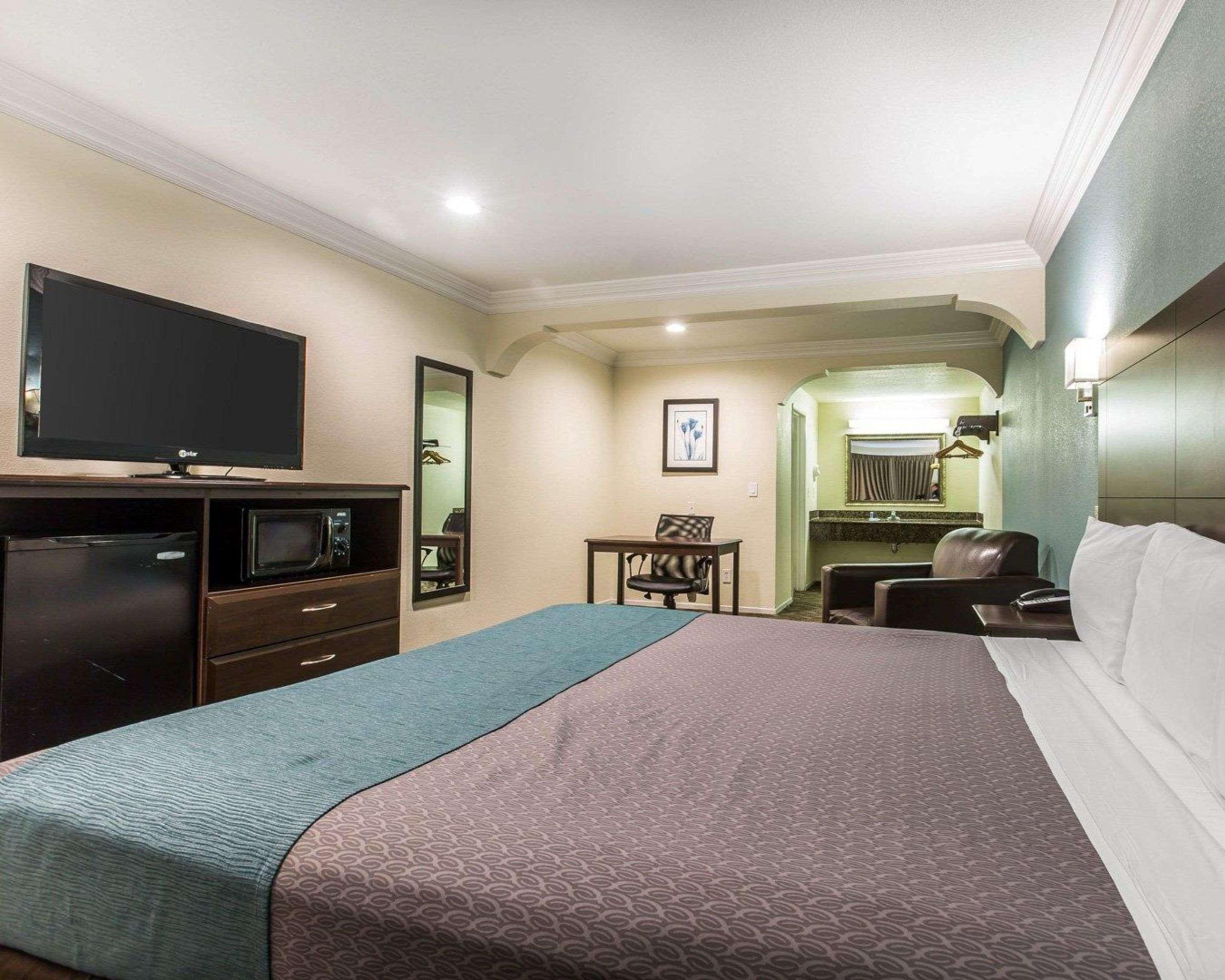 Rodeway Inn & Suites Инглвуд Экстерьер фото