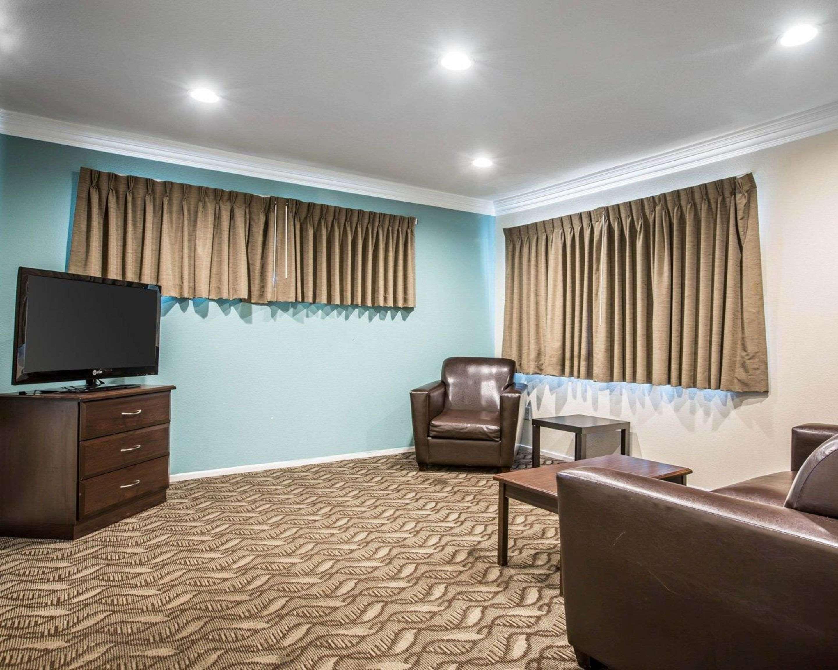 Rodeway Inn & Suites Инглвуд Экстерьер фото