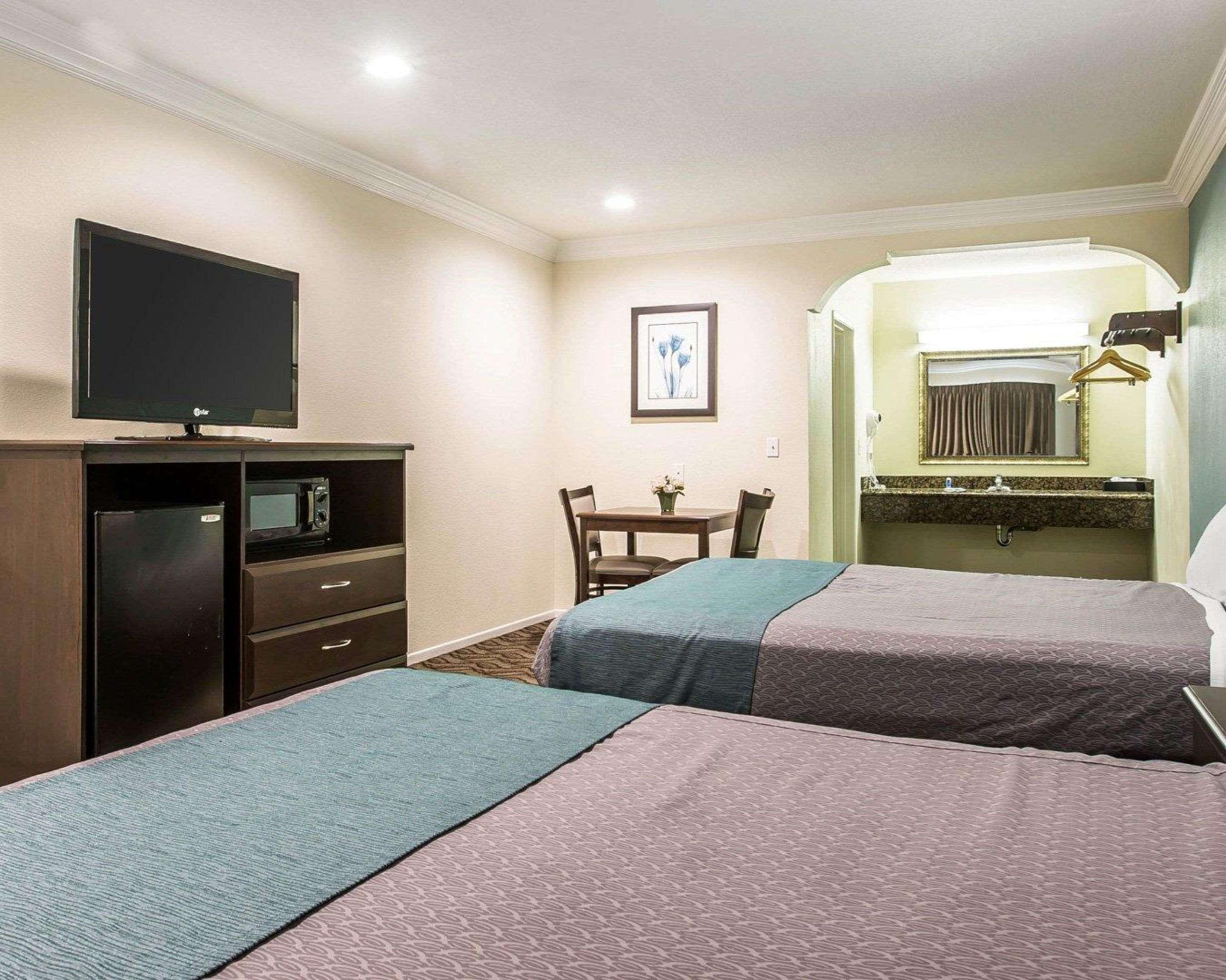 Rodeway Inn & Suites Инглвуд Экстерьер фото